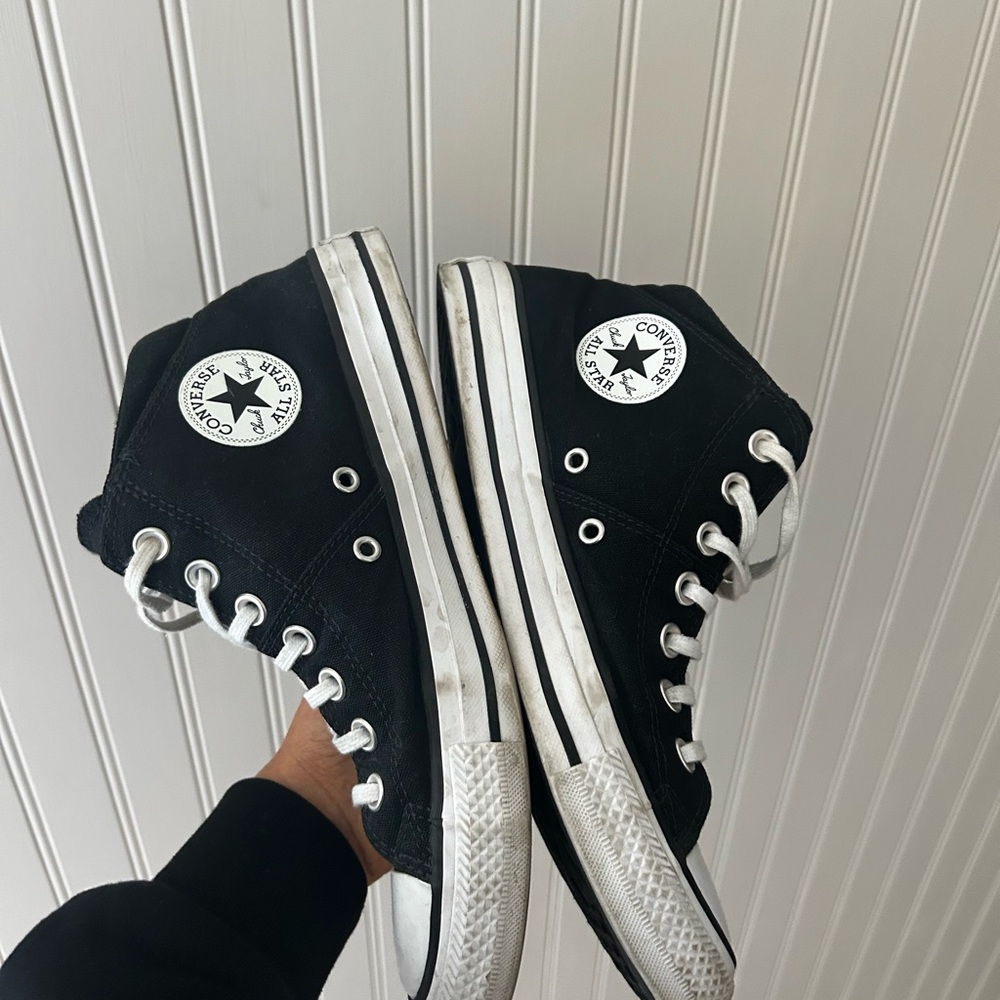 Converse Women’s 9 1/2 Black and White Mid-Top Sneakers - Picture 8 of 8